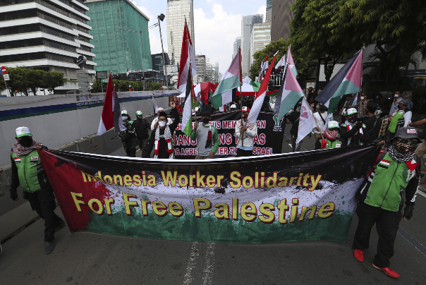 مئات الإندونيسيين يحتجون على دعم واشنطن للعدو الصهيوني