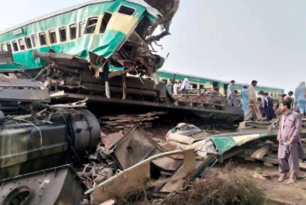 عشرات القتلى والجرحى في حادث تصادم قطارين جنوب باكستان (فيديو)