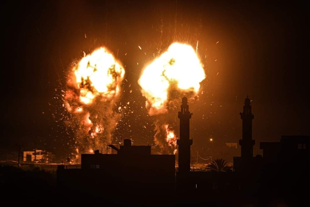 طائرات العدو تستهدف مواقع للمقاومة وسط وجنوب قطاع غزة