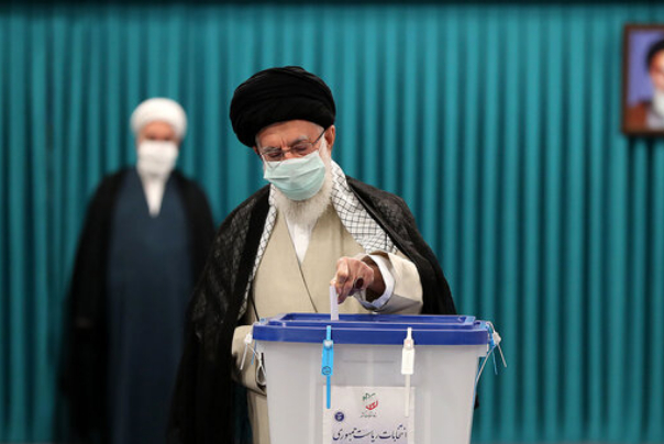 Grand Ayatollah Khamenei casts his vote for Presidential election