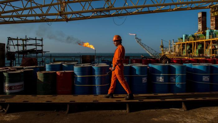 رویترز: ایران 200میلیون بشکه نفت آماده برای صادرات دارد