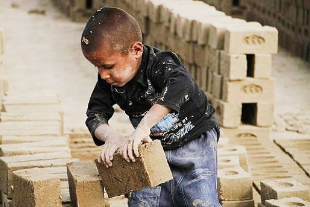 چندرسانه‌ای: «فقر کودکی» عاملی برای بازتولید کودکان کار