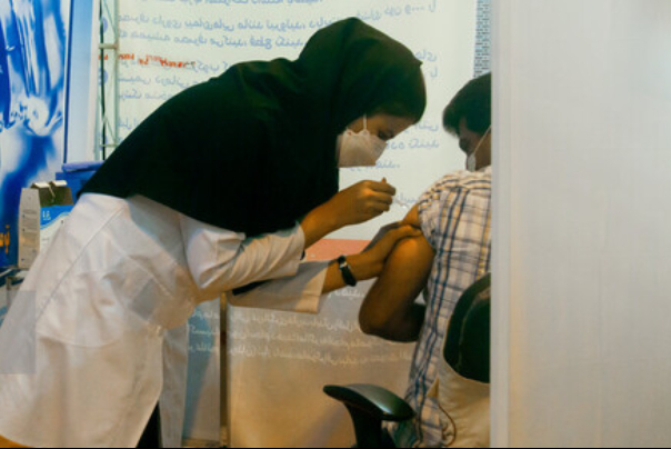 الصحّة الايرانية تبدأ تطعيم المعلمين بلقاح كورونا