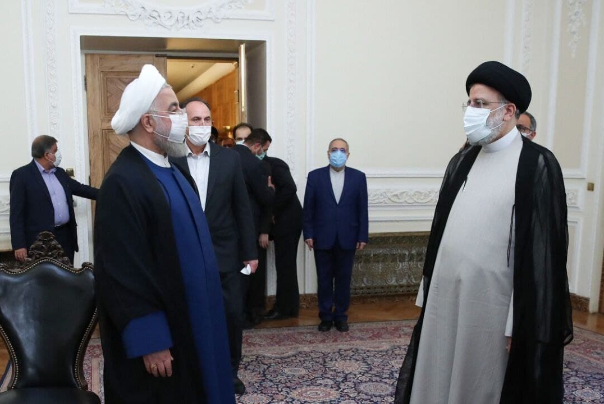 روحانی دفتر ریاست جمهوری را به رئیسی تحویل داد+فیلم