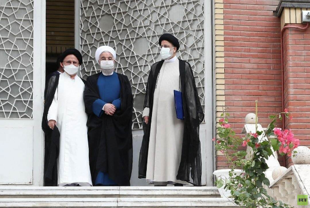 بالفيديو.. روحاني يسلّم المكتب الرئاسي لرئيسي