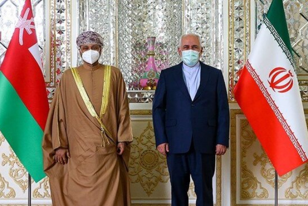 ظريف لنظيره العماني: تعزيز العلاقات مع دول الجوار السياسة الراسخة لايران