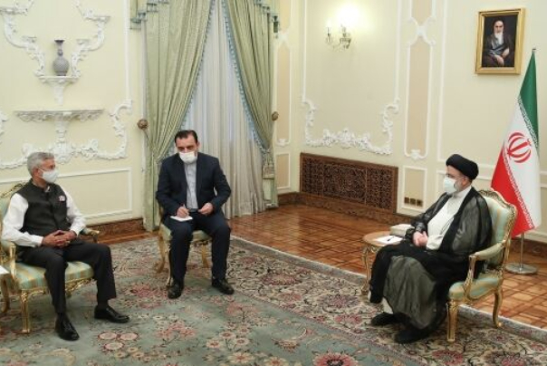 الرئيس الايراني: سننتهج بقوّة سياسة تنمية العلاقات مع دول الجوار والمنطقة