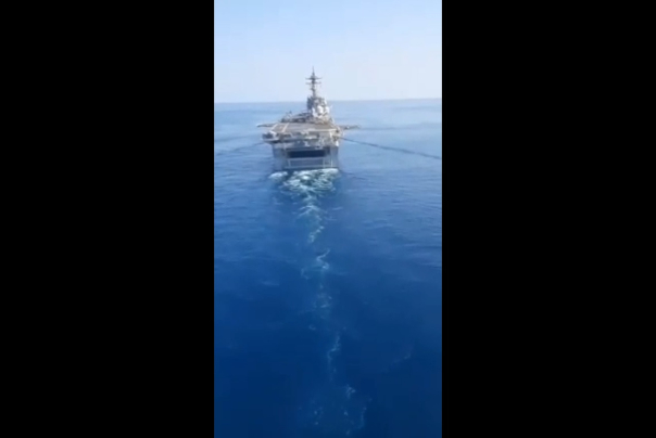 بالفيديو.. لحظة اقتراب مروحية إيرانية من سفينة أمريكية في مياه الخليج الفارسي