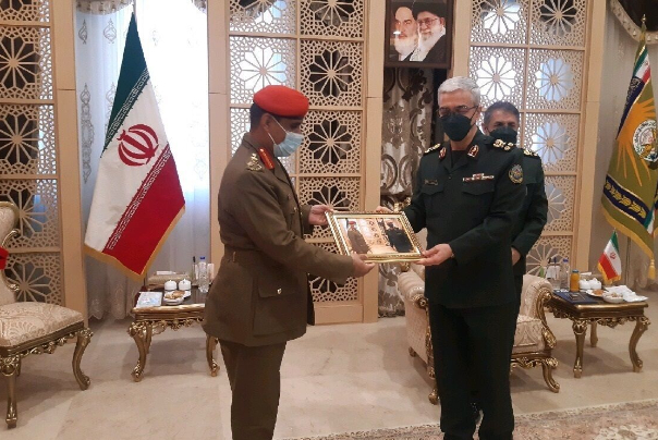 اللواء باقري يستقبل مساعد رئيس اركان القوات المسلحة العمانية
