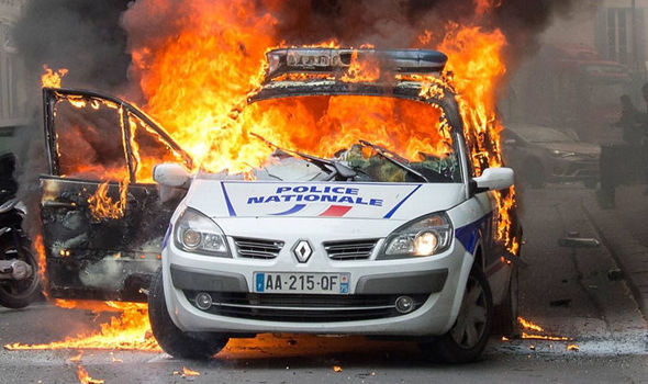 سال نو میلادی و آتش زدن بیش از 800 خودرو در فرانسه