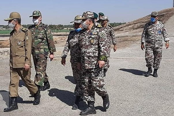 قائد الجيش الايراني يتفقد المناطق المنكوبة بالسيول جنوب شرق البلاد