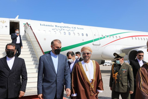 وزير الخارجية الايراني من مسقط: نأمل بتعزيز العلاقات مع الدول العربية