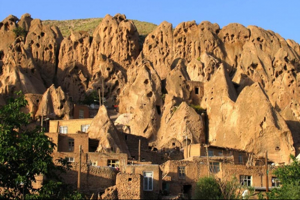 ما هي القرية الصخرية الوحيدة المأهولة بالسكان في العالم؟ (فيديو)