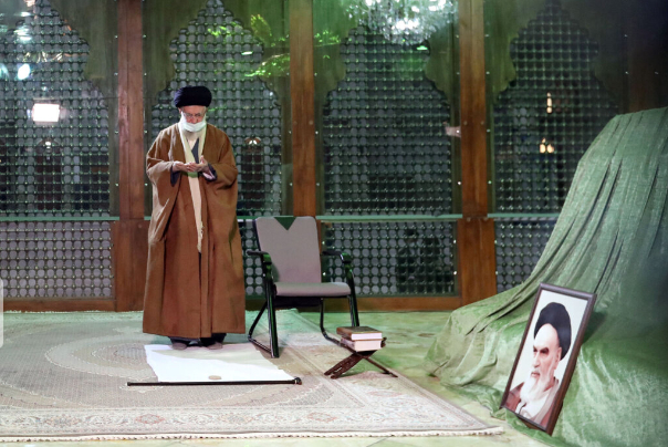 قائد الثورة يزور مرقد الامام الخميني (رض) وقبور الشهداء