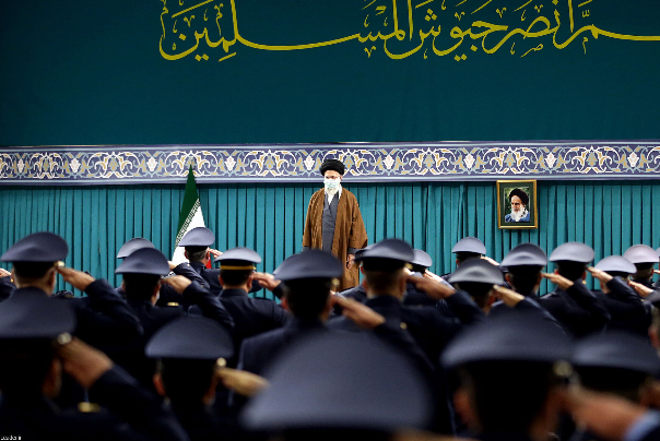 قائد الثورة يلتقي قادة وكوادر القوة الجوية الإيرانية