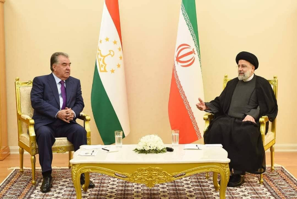 Президент Таджикистана поздравил с годовщиной победы Исламской революции