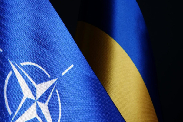 طبول الحرب تقرع.. "الناتو" يُجلي موظفيه من كييف