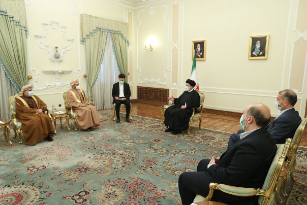 Раиси призвал к укреплению связей Тегеран-Маскат