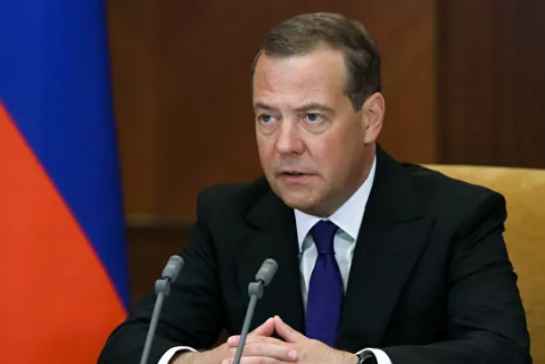 Медведев пригрозил пересмотром отношений странам, которые ввели санкции