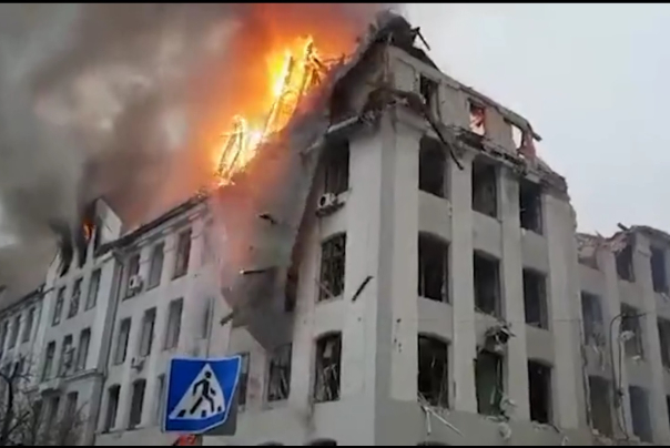 صاروخ روسي يستهدف مبنى الشرطة الوطنية في خاركيف