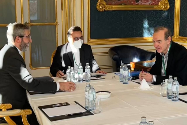 كبير المفاوضين الايرانيين يعقد لقاء ثنائيا مع المبعوث الاوروبي في فيينا