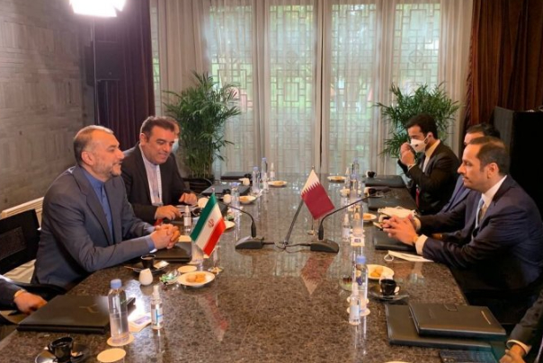 وزير الخارجية الايراني يلتقي نظيره القطري في الصين