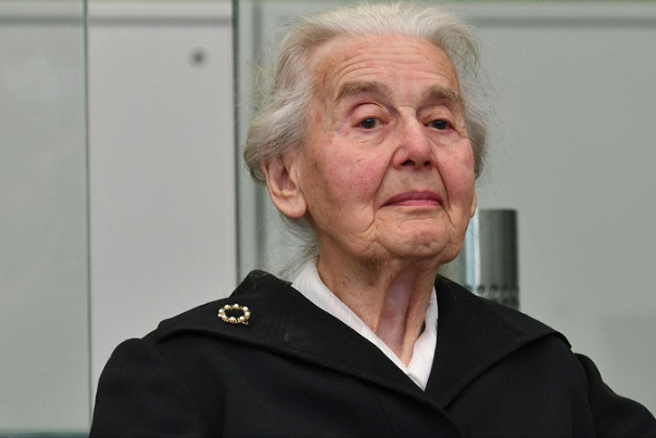 אישה בת 93 נכלאה בגין הכחשת שואה