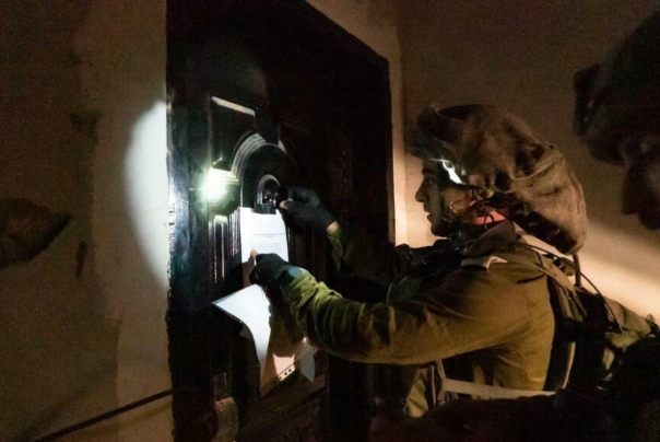 כוחות ישראליים מודיעים למשפחתו של השהיד ראאד חאזם על הריסת בית