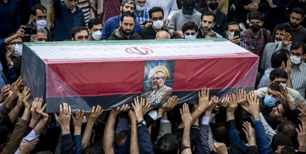 بالفيديو.. تشييع مهيب لجثمان فنان الثورة الاسلامية في ايران