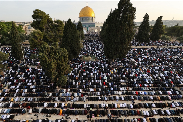 אלפי פלסטינים מקיימים תפילות עיד במסגד אל-אקצא