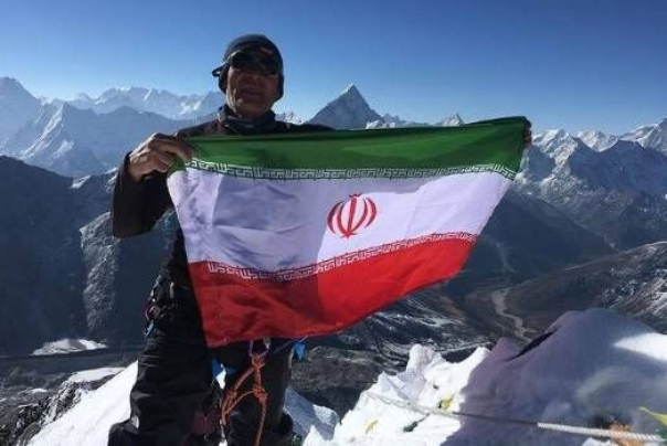 علم ايران يرفرف فوق قمة ايفرست