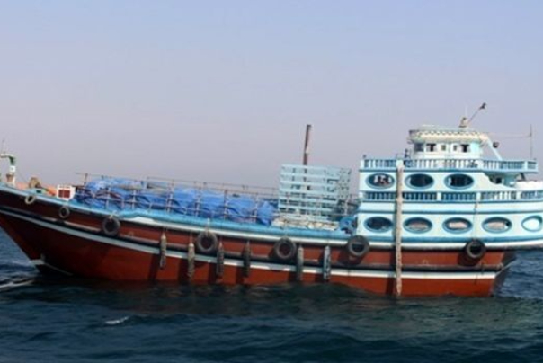 بحرية الجيش الايراني تنقذ سفينة صيد عُمانية في المياه الدولية