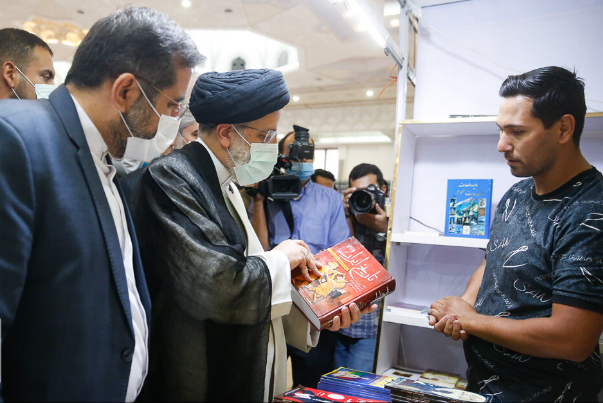 Раиси посетил Тегеранскую книжную выставку-ярмарку