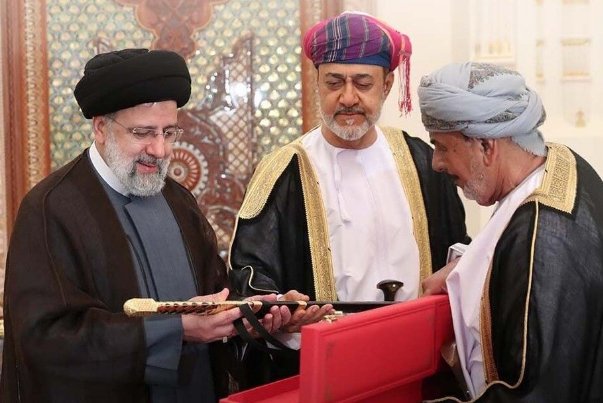 Султан Омана подарил Раиси меч