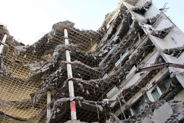Высказывания британского посла об обрушении здания в Иране возмутили пользователей соцсетей