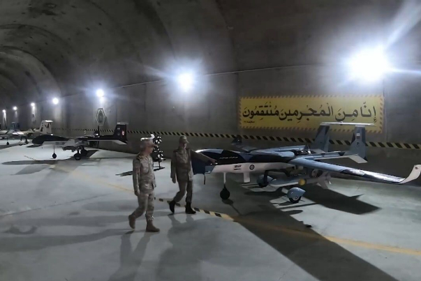 بالفيديو.. الجيش الايراني يكشف عن قاعدة سرية للطائرات المسيرة