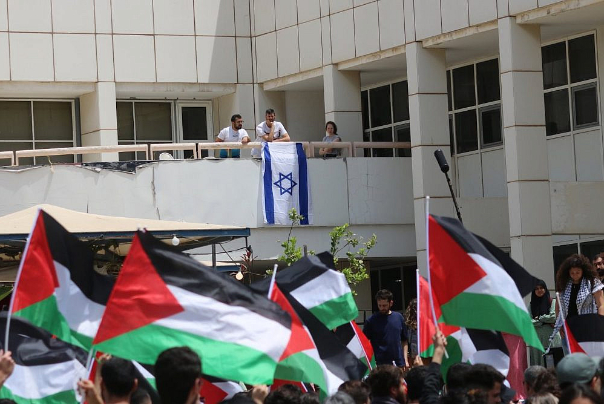 מה עומד מאחורי המלחמה המתעצמת של ישראל בדגל הפלסטיני?