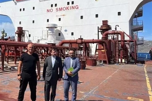 بازدید سفیر کشورمان در یونان از کشتی توقیف شده حامل نفت ایران