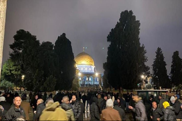 الآلاف يلبون نداء الفجر في الأقصى