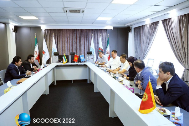 وفد قرغيزي يرحّب بسوق مواد البناء الإيرانية