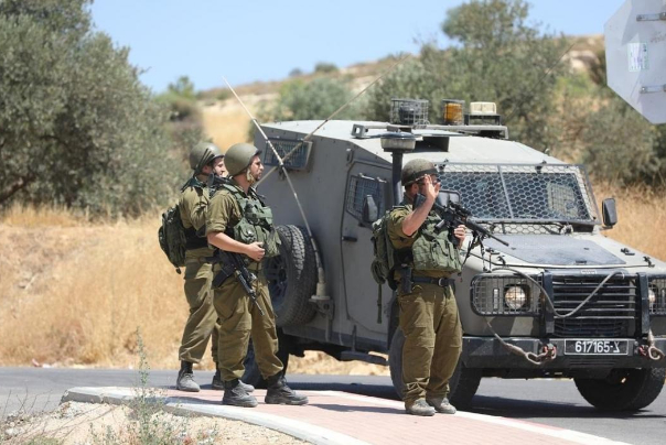 قوات الاحتلال تستهدف منازل فلسطينيين في يطا بالذخيرة الحية