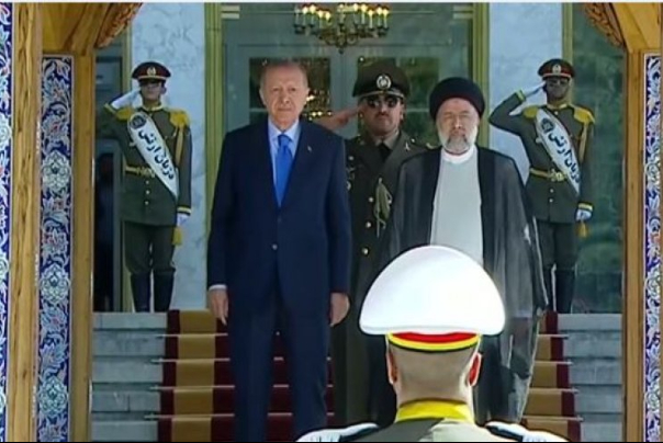 الرئيس الايراني يستقبل رسميا نظيره التركي