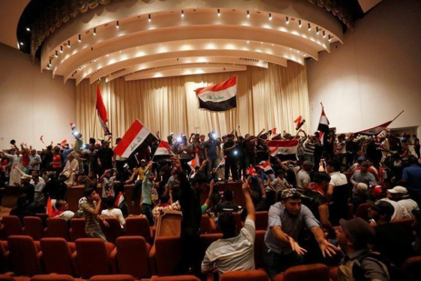 هواداران جریان صدر پارلمان عراق را اشغال کردند