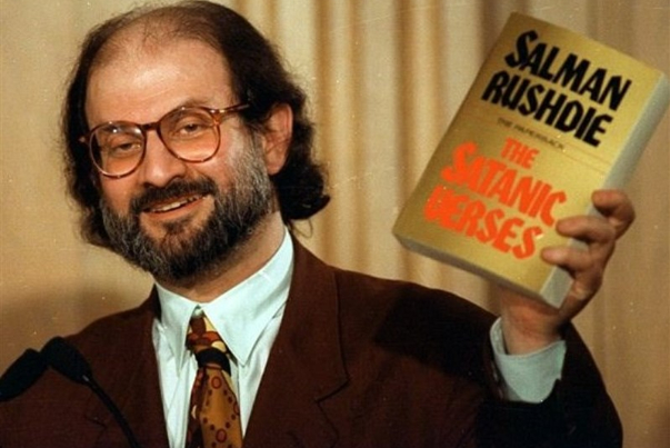 تفاصيل عملية طعن سلمان رشدي" المسيء للإسلام