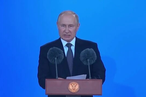 بوتين يهاجم أمريكا ويؤكد تلاشي الهيمنة الغربية
