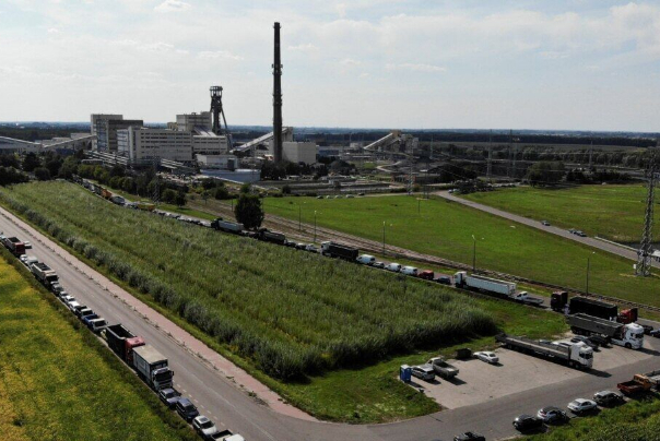 انتظار مردم لهستان در صف‌های طولانی برای خرید زغال سنگ