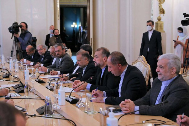 В Москве проходит встреча глав МИД Ирана и РФ