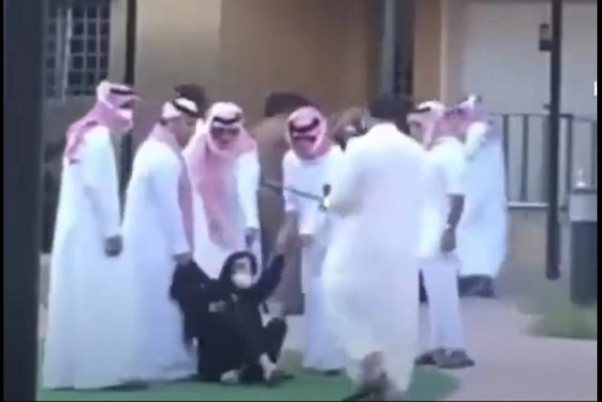 حمله وحشیانه نیروهای امنیتی سعودی به دختران بی‌سرپرست+ ویدئو
