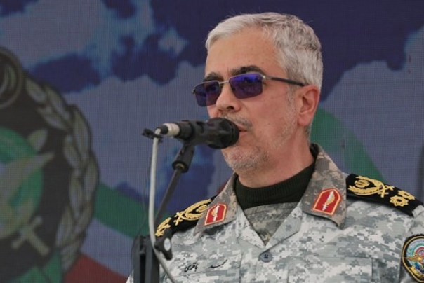 رئيس الأركان الإيرانية يعلّق على تواجد السفن الأمريكية المُسيّرة في المنطقة