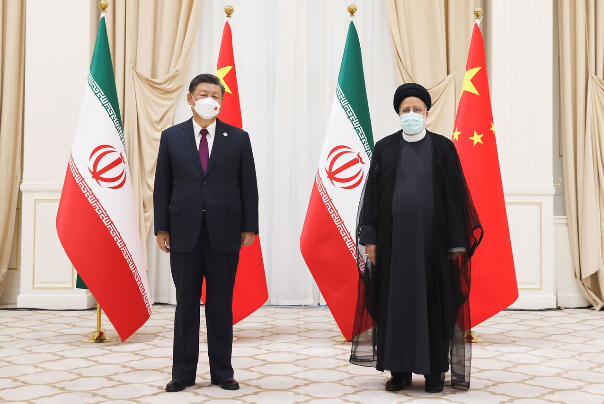 الرئيس الإيراني يلتقي نظيره الصيني على هامش قمة شنغهاي